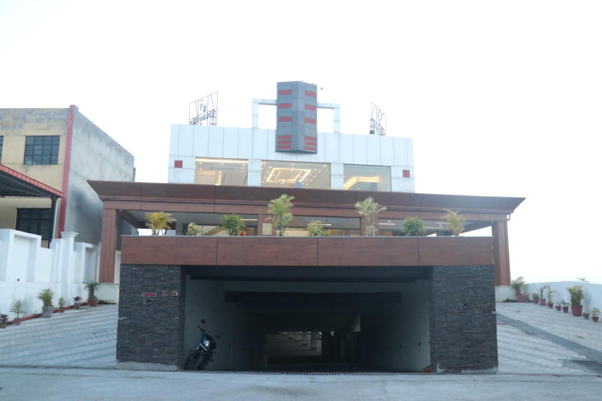 ホテル Pt Moolraj Residency ウーナ エクステリア 写真