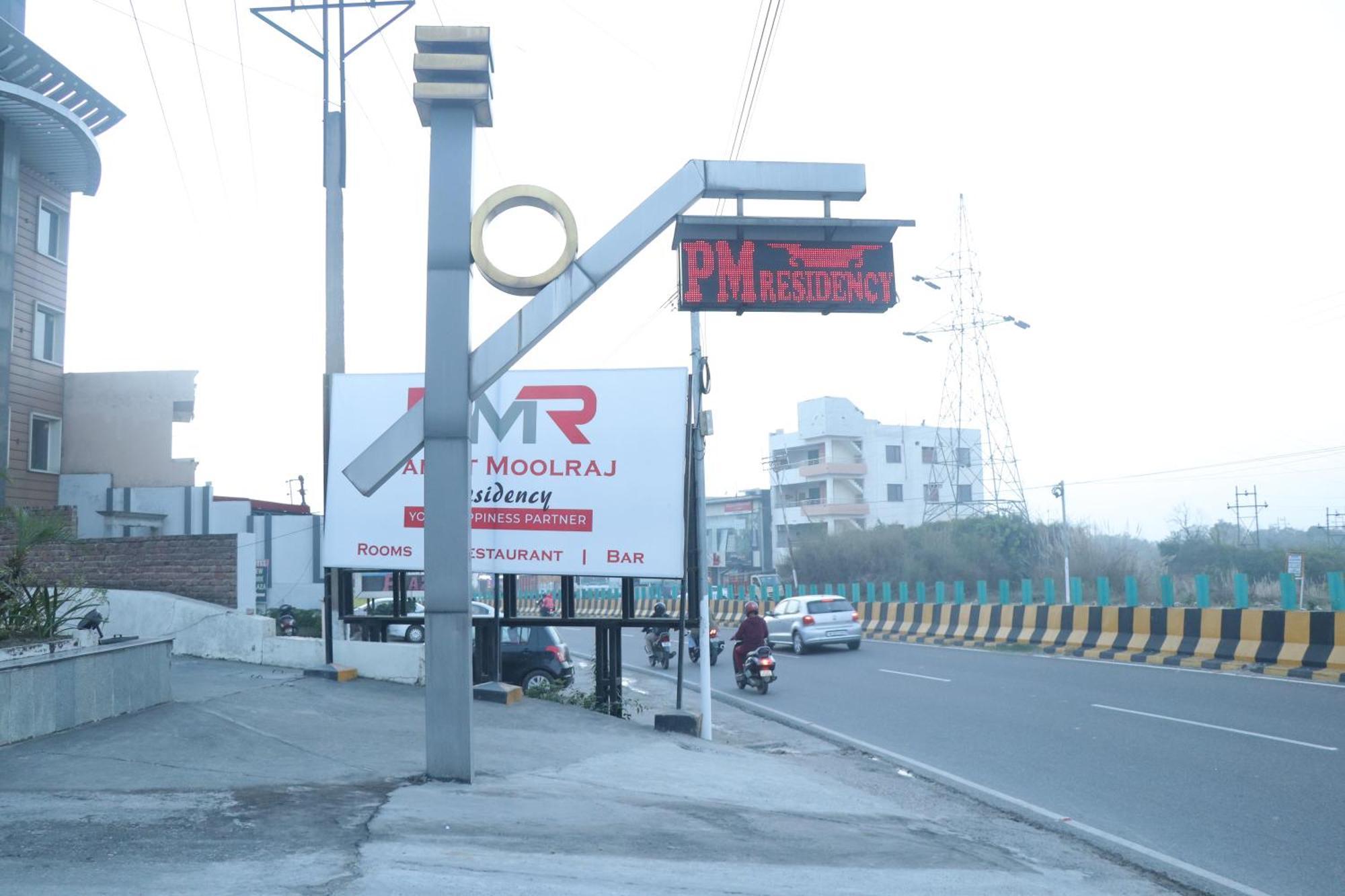 ホテル Pt Moolraj Residency ウーナ エクステリア 写真