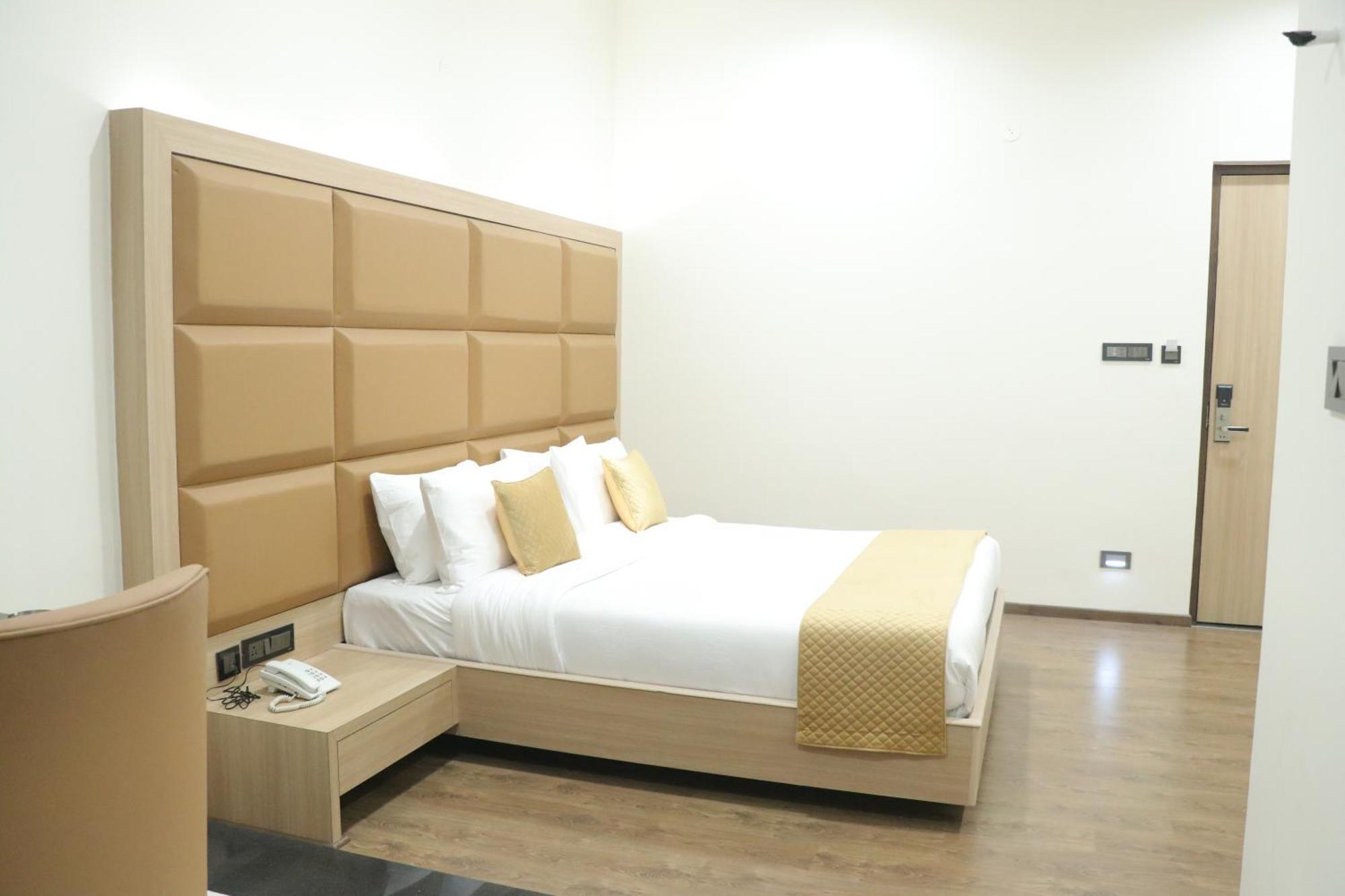 ホテル Pt Moolraj Residency ウーナ エクステリア 写真