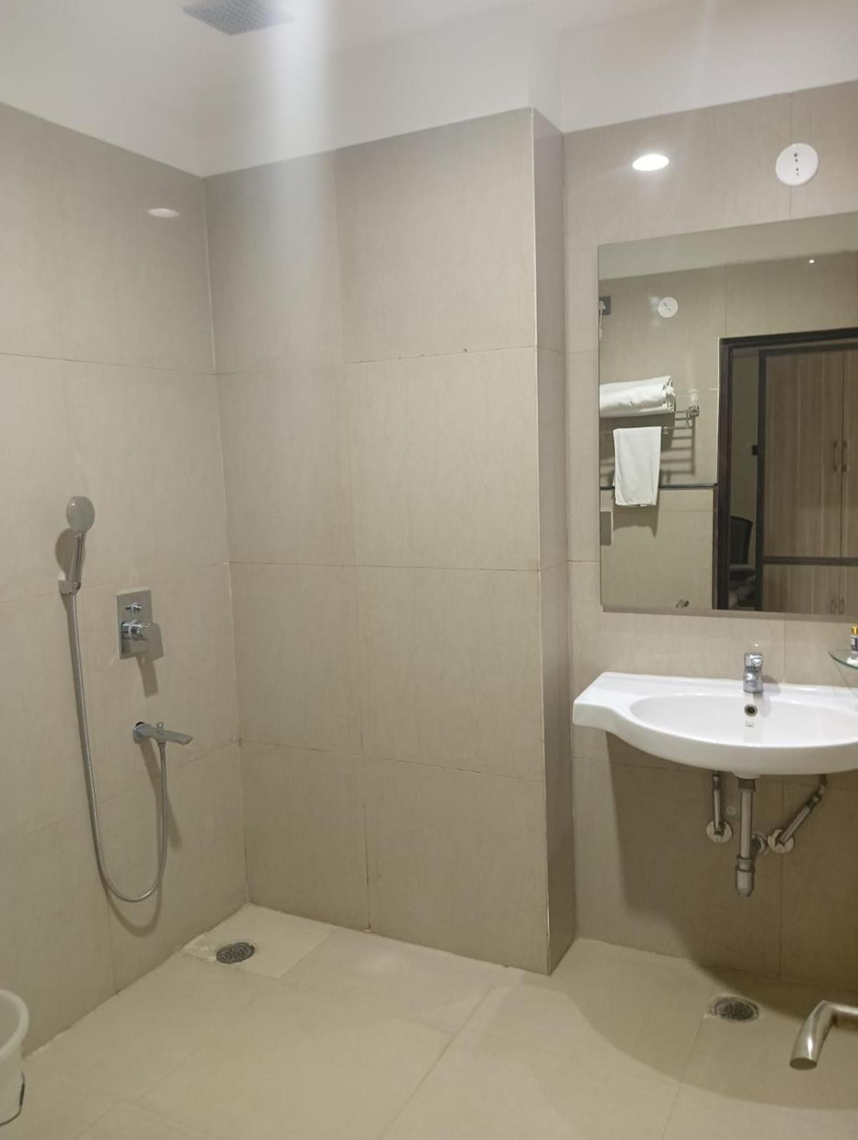 ホテル Pt Moolraj Residency ウーナ エクステリア 写真